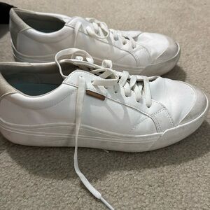 Dr. Scholl’s White sneaker. Very comfortable.